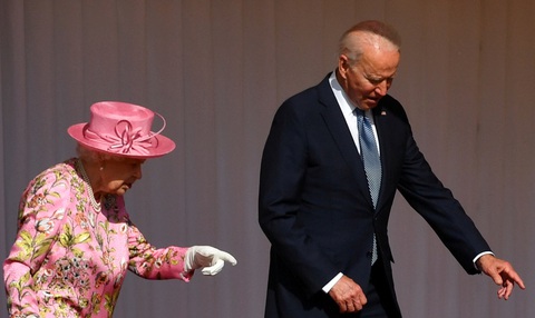 Dự tiệc trà với hoàng gia Anh xong, ông Biden nói nữ hoàng Anh giống mẹ mình - Ảnh 1. Dự tiệc trà với hoàng gia Anh xong, ông Biden nói nữ hoàng Anh giống mẹ mình - Ảnh 1.