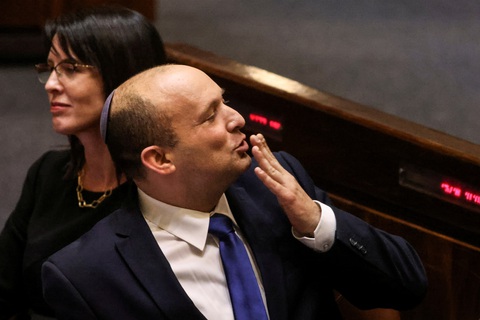 Liên minh đối lập đã lật đổ, chấm dứt 12 năm cầm quyền của Thủ tướng Israel Benjamin Netanyahu - Ảnh 1. Liên minh đối lập đã lật đổ, chấm dứt 12 năm cầm quyền của Thủ tướng Israel Benjamin Netanyahu - Ảnh 1.