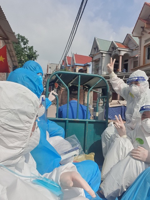 Những người tình nguyện đến Bắc Giang chưa hết dịch thì ta chưa về - Ảnh 2. Những người tình nguyện đến Bắc Giang chưa hết dịch thì ta chưa về - Ảnh 2.