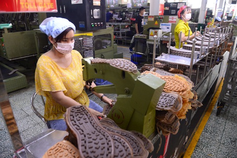 TP.HCM hối thúc doanh nghiệp gửi danh sách người lao động nhận hỗ trợ gói 887 tỉ - Ảnh 1. TP.HCM hối thúc doanh nghiệp gửi danh sách người lao động nhận hỗ trợ gói 887 tỉ - Ảnh 1.