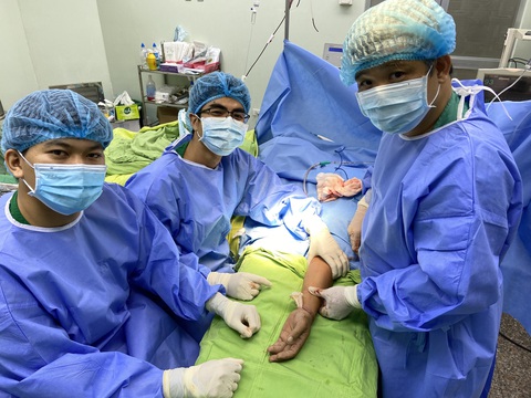 Nam thanh niên bị đứt lìa bàn tay đã được nối lại thành công - Ảnh 1. Nam thanh niên bị đứt lìa bàn tay đã được nối lại thành công - Ảnh 1.