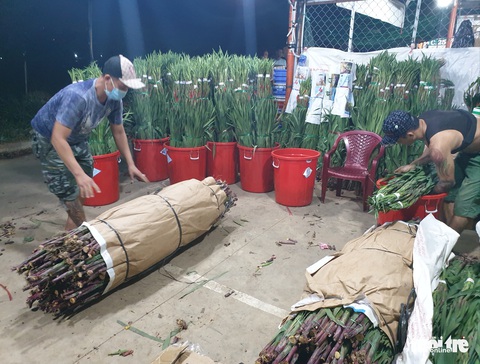 Giá hoa tăng gấp đôi trong ngày Tết Đoan Ngọ ở Sài Gòn - Ảnh 5. Giá hoa tăng gấp đôi trong ngày Tết Đoan Ngọ ở Sài Gòn - Ảnh 5.