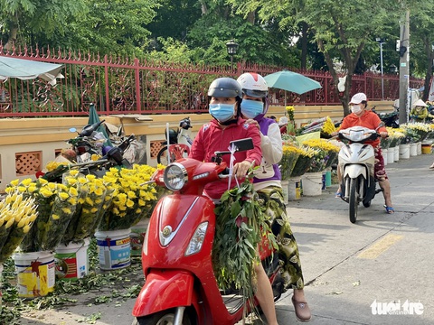 Giá hoa tăng gấp đôi trong ngày Tết Đoan Ngọ ở Sài Gòn - Ảnh 3. Giá hoa tăng gấp đôi trong ngày Tết Đoan Ngọ ở Sài Gòn - Ảnh 3.