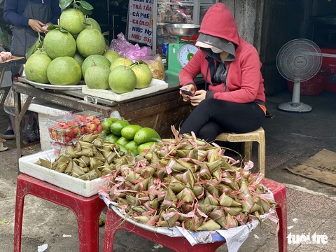 Giá hoa tăng gấp đôi trong ngày Tết Đoan Ngọ ở Sài Gòn - Ảnh 2. Giá hoa tăng gấp đôi trong ngày Tết Đoan Ngọ ở Sài Gòn - Ảnh 2.