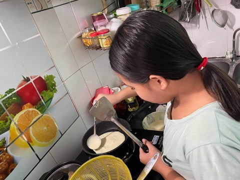 Nghỉ hè tại gia, trẻ lăn vào bếp làm mì Ý, trà sữa, học rửa chén, lau nhà - Ảnh 2. Nghỉ hè tại gia, trẻ lăn vào bếp làm mì Ý, trà sữa, học rửa chén, lau nhà - Ảnh 2.