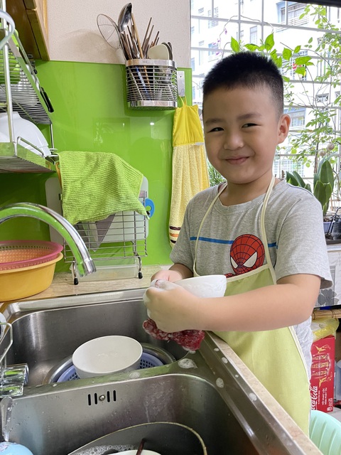 Nghỉ hè tại gia, trẻ lăn vào bếp làm mì Ý, trà sữa, học rửa chén, lau nhà - Ảnh 1. Nghỉ hè tại gia, trẻ lăn vào bếp làm mì Ý, trà sữa, học rửa chén, lau nhà - Ảnh 1.