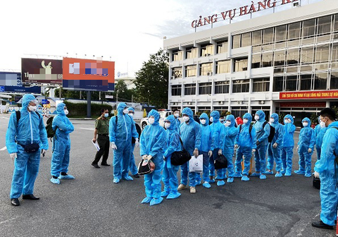Công an TP.HCM trục xuất 13 người nước ngoài nhập cảnh trái phép - Ảnh 1. Công an TP.HCM trục xuất 13 người nước ngoài nhập cảnh trái phép - Ảnh 1.