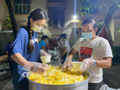 Mai Phương Thúy nấu ăn sáng cho y bác sĩ Bệnh viện Bệnh nhiệt đới - Ảnh 5. Mai Phương Thúy nấu ăn sáng cho y bác sĩ Bệnh viện Bệnh nhiệt đới - Ảnh 5.