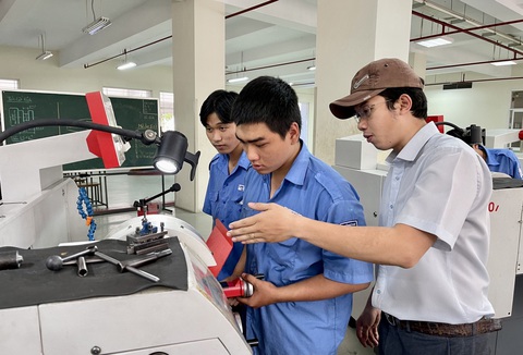 Trường trung cấp, cao đẳng không được cấp giấy chứng nhận hoàn thành chương trình GDTX - Ảnh 1. Trường trung cấp, cao đẳng không được cấp giấy chứng nhận hoàn thành chương trình GDTX - Ảnh 1.
