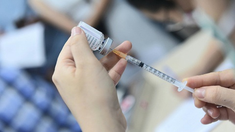 TP.HCM kiến nghị Thủ tướng cho doanh nghiệp chủ động tìm nguồn vắc xin COVID-19 - Ảnh 1. TP.HCM kiến nghị Thủ tướng cho doanh nghiệp chủ động tìm nguồn vắc xin COVID-19 - Ảnh 1.