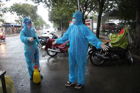 Tình nguyện viên dầm mưa dãi nắng trực chốt chống dịch COVID-19 - Ảnh 1. Tình nguyện viên dầm mưa dãi nắng trực chốt chống dịch COVID-19 - Ảnh 1.
