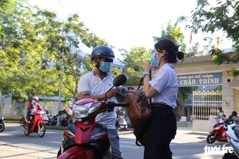 Sĩ tử Đà Nẵng ngày đầu tiên thi vào lớp 10, an tâm nhờ kết quả xét nghiệm - Ảnh 3. Sĩ tử Đà Nẵng ngày đầu tiên thi vào lớp 10, an tâm nhờ kết quả xét nghiệm - Ảnh 3.