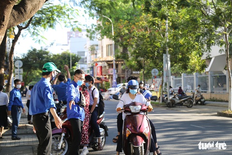 Sĩ tử Đà Nẵng ngày đầu tiên thi vào lớp 10, an tâm nhờ kết quả xét nghiệm - Ảnh 8. Sĩ tử Đà Nẵng ngày đầu tiên thi vào lớp 10, an tâm nhờ kết quả xét nghiệm - Ảnh 8.