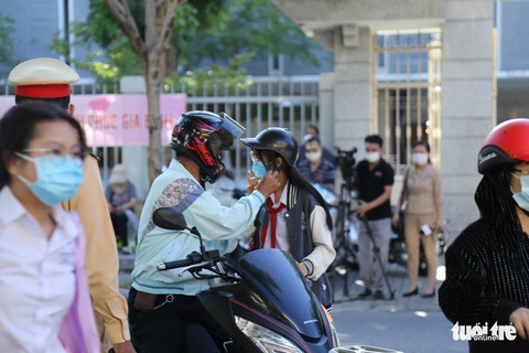Sĩ tử Đà Nẵng ngày đầu tiên thi vào lớp 10, an tâm nhờ kết quả xét nghiệm - Ảnh 5. Sĩ tử Đà Nẵng ngày đầu tiên thi vào lớp 10, an tâm nhờ kết quả xét nghiệm - Ảnh 5.