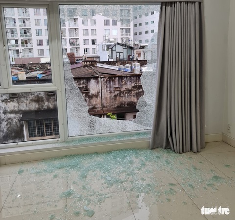 Một căn nhà ở phường Tân Định nghi bị bắn súng nhiều lần - Ảnh 1. Một căn nhà ở phường Tân Định nghi bị bắn súng nhiều lần - Ảnh 1.