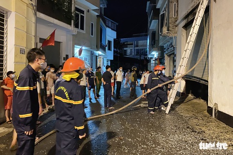 Dân đang xem Euro nghe tiếng nổ, phòng trà lớn cháy dữ dội, phát hiện 6 người chết - Ảnh 3. Dân đang xem Euro nghe tiếng nổ, phòng trà lớn cháy dữ dội, phát hiện 6 người chết - Ảnh 3.