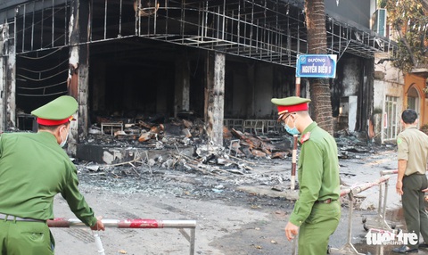 Hiện trường phòng trà tan hoang sau vụ cháy 6 người chết - Ảnh 12. Hiện trường phòng trà tan hoang sau vụ cháy 6 người chết - Ảnh 12.