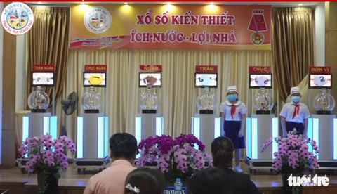 Sao lại đưa thiếu nhi tham gia quay thưởng xổ số? - Ảnh 1. Sao lại đưa thiếu nhi tham gia quay thưởng xổ số? - Ảnh 1.