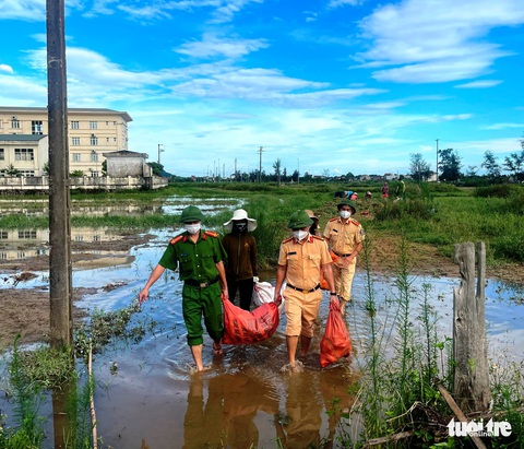 Chung tay thu hoạch hoa màu bị ngập úng cho người dân vùng phong tỏa - Ảnh 2. Chung tay thu hoạch hoa màu bị ngập úng cho người dân vùng phong tỏa - Ảnh 2.