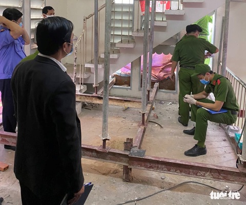 Một căn nhà ở phường Tân Định nghi bị bắn súng nhiều lần - Ảnh 4. Một căn nhà ở phường Tân Định nghi bị bắn súng nhiều lần - Ảnh 4.