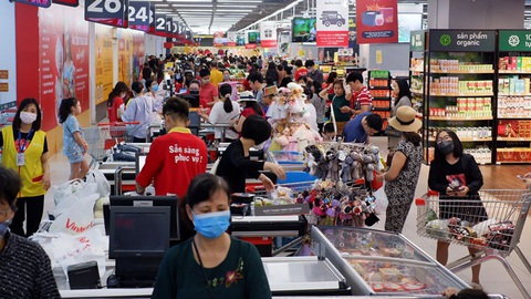 Nhân viên bán hàng đối mặt với nguy cơ lây nhiễm COVID-19 - Ảnh 1. Nhân viên bán hàng đối mặt với nguy cơ lây nhiễm COVID-19 - Ảnh 1.