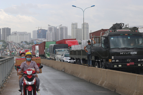 Giao thông khu vực cầu Phú Mỹ tê liệt vì tai nạn xe container - Ảnh 3. Giao thông khu vực cầu Phú Mỹ tê liệt vì tai nạn xe container - Ảnh 3.