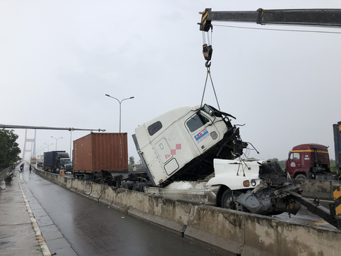 Giao thông khu vực cầu Phú Mỹ tê liệt vì tai nạn xe container - Ảnh 2. Giao thông khu vực cầu Phú Mỹ tê liệt vì tai nạn xe container - Ảnh 2.