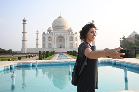 Đền Taj Mahal mở cửa đón khách lại giữa đại dịch - Ảnh 2. Đền Taj Mahal mở cửa đón khách lại giữa đại dịch - Ảnh 2.