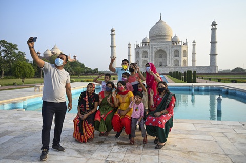 Đền Taj Mahal mở cửa đón khách lại giữa đại dịch - Ảnh 1. Đền Taj Mahal mở cửa đón khách lại giữa đại dịch - Ảnh 1.