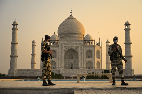 Đền Taj Mahal mở cửa đón khách lại giữa đại dịch - Ảnh 3. Đền Taj Mahal mở cửa đón khách lại giữa đại dịch - Ảnh 3.
