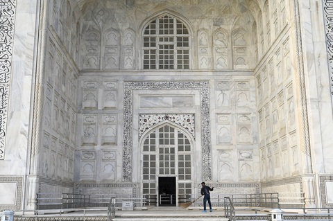 Đền Taj Mahal mở cửa đón khách lại giữa đại dịch - Ảnh 5. Đền Taj Mahal mở cửa đón khách lại giữa đại dịch - Ảnh 5.