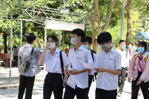 Thí sinh Đà Nẵng ‘than trời’ vì đề toán khó - Ảnh 2. Thí sinh Đà Nẵng ‘than trời’ vì đề toán khó - Ảnh 2.