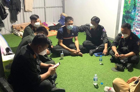 Mất cả cha và bà nội, chiến sĩ công an ‘nén đau’ ở lại tuyến đầu chống dịch - Ảnh 2. Mất cả cha và bà nội, chiến sĩ công an ‘nén đau’ ở lại tuyến đầu chống dịch - Ảnh 2.