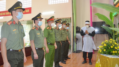 Mất cả cha và bà nội, chiến sĩ công an ‘nén đau’ ở lại tuyến đầu chống dịch - Ảnh 1. Mất cả cha và bà nội, chiến sĩ công an ‘nén đau’ ở lại tuyến đầu chống dịch - Ảnh 1.