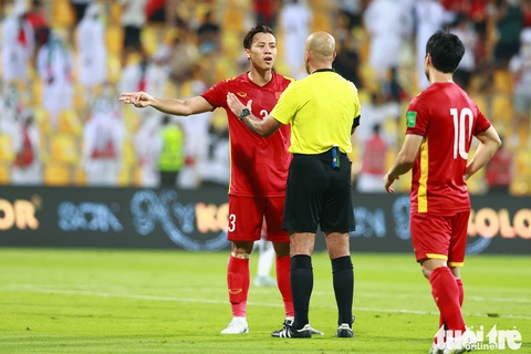 Cận cảnh pha bóng Công Phượng bị gài chân trong vòng cấm - Ảnh 4. Cận cảnh pha bóng Công Phượng bị gài chân trong vòng cấm - Ảnh 4.