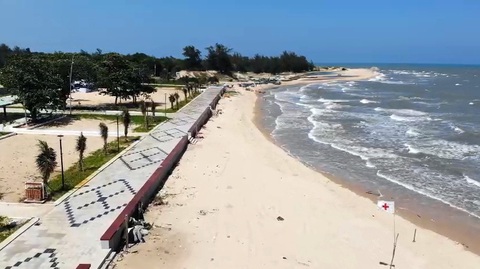 Biến chợ hải sản tự phát, ô nhiễm thành bãi tắm công cộng 5 sao - Ảnh 1. Biến chợ hải sản tự phát, ô nhiễm thành bãi tắm công cộng 5 sao - Ảnh 1.