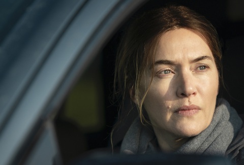 Minh tinh Kate Winslet tỏa sáng trong phim về những phụ nữ trung niên đầy thương tổn - Ảnh 5. Minh tinh Kate Winslet tỏa sáng trong phim về những phụ nữ trung niên đầy thương tổn - Ảnh 5.
