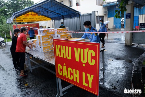 Thêm nhiều nhà máy bị phong tỏa, công nhân lên mạng động viên nhau - Ảnh 1. Thêm nhiều nhà máy bị phong tỏa, công nhân lên mạng động viên nhau - Ảnh 1.