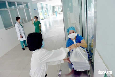 Vào nơi ‘chia lửa’ điều trị bệnh nhân COVID-19 ở Củ Chi - Ảnh 14. Vào nơi ‘chia lửa’ điều trị bệnh nhân COVID-19 ở Củ Chi - Ảnh 14.