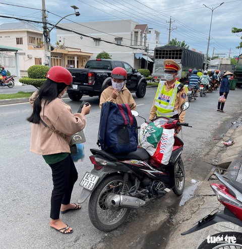 An Giang lập 61 tổ, chốt kiểm soát cả xe máy vào các cửa ngõ để phòng dịch - Ảnh 3. An Giang lập 61 tổ, chốt kiểm soát cả xe máy vào các cửa ngõ để phòng dịch - Ảnh 3.