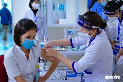 Chi hơn 7.650 tỉ mua 61 triệu liều vắc xin, Thủ tướng yêu cầu dùng minh bạch, tiết kiệm - Ảnh 1. Chi hơn 7.650 tỉ mua 61 triệu liều vắc xin, Thủ tướng yêu cầu dùng minh bạch, tiết kiệm - Ảnh 1.