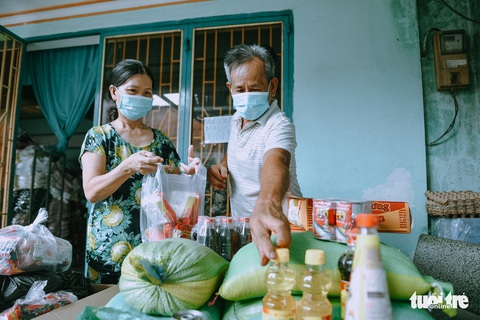 Người Sài Gòn giãn cách, không giãn lòng - Ảnh 1. Người Sài Gòn giãn cách, không giãn lòng - Ảnh 1.