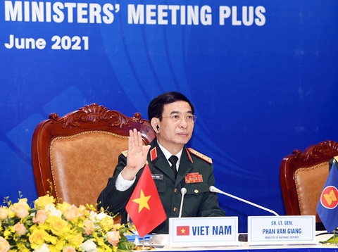 Bộ trưởng Bộ Quốc phòng Phan Văn Giang đề cập Biển Đông và nhân đạo với ngư dân - Ảnh 1. Bộ trưởng Bộ Quốc phòng Phan Văn Giang đề cập Biển Đông và nhân đạo với ngư dân - Ảnh 1.