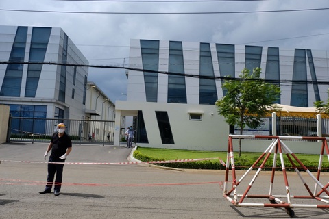 Thêm nhiều nhà máy bị phong tỏa, công nhân lên mạng động viên nhau - Ảnh 3. Thêm nhiều nhà máy bị phong tỏa, công nhân lên mạng động viên nhau - Ảnh 3.