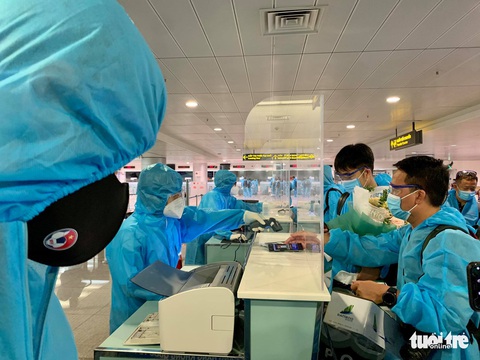 Đội tuyển Việt Nam đã về đến TP.HCM - Ảnh 4. Đội tuyển Việt Nam đã về đến TP.HCM - Ảnh 4.