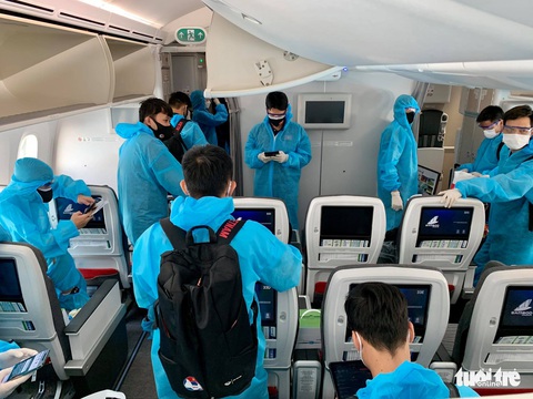 Đội tuyển Việt Nam đã về đến TP.HCM - Ảnh 3. Đội tuyển Việt Nam đã về đến TP.HCM - Ảnh 3.