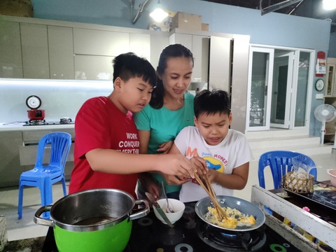 Nghệ sĩ và những ngày giãn cách không nhàm chán - Ảnh 2. Nghệ sĩ và những ngày giãn cách không nhàm chán - Ảnh 2.