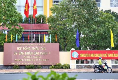 UBND quận 7 dừng nhận tài liệu, giấy tờ, văn bản trực tiếp vì một nhân viên nghi mắc COVID-19 - Ảnh 1. UBND quận 7 dừng nhận tài liệu, giấy tờ, văn bản trực tiếp vì một nhân viên nghi mắc COVID-19 - Ảnh 1.