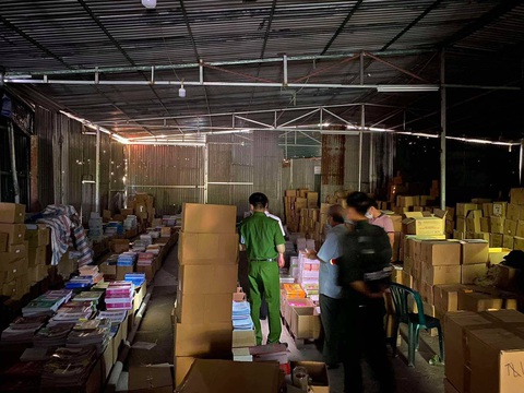 Một đường dây sản xuất, tiêu thụ gần 3 triệu cuốn sách giả, lớn nhất từ trước tới nay - Ảnh 2. Một đường dây sản xuất, tiêu thụ gần 3 triệu cuốn sách giả, lớn nhất từ trước tới nay - Ảnh 2.