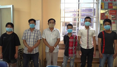 Bắt băng chuyên cầm mã tấu uy hiếp người đi đường, cướp của ở TP.HCM - Ảnh 1. Bắt băng chuyên cầm mã tấu uy hiếp người đi đường, cướp của ở TP.HCM - Ảnh 1.